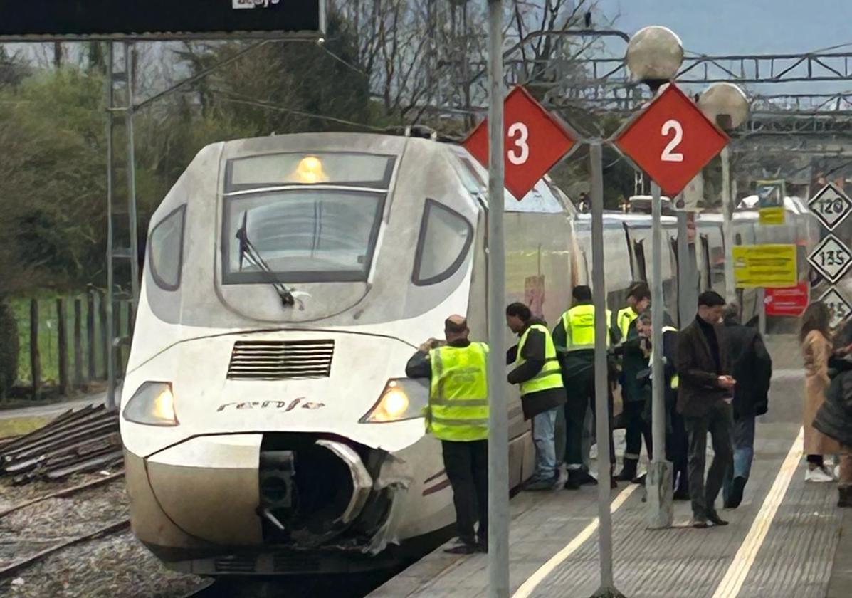 Un Alvia a Santander arrolla un remolque abandonado en un paso a nivel en La Serna