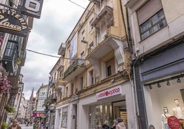 Edificio que será objeto de la rehabilitación, en plena calle Consolación de Torrelavega.