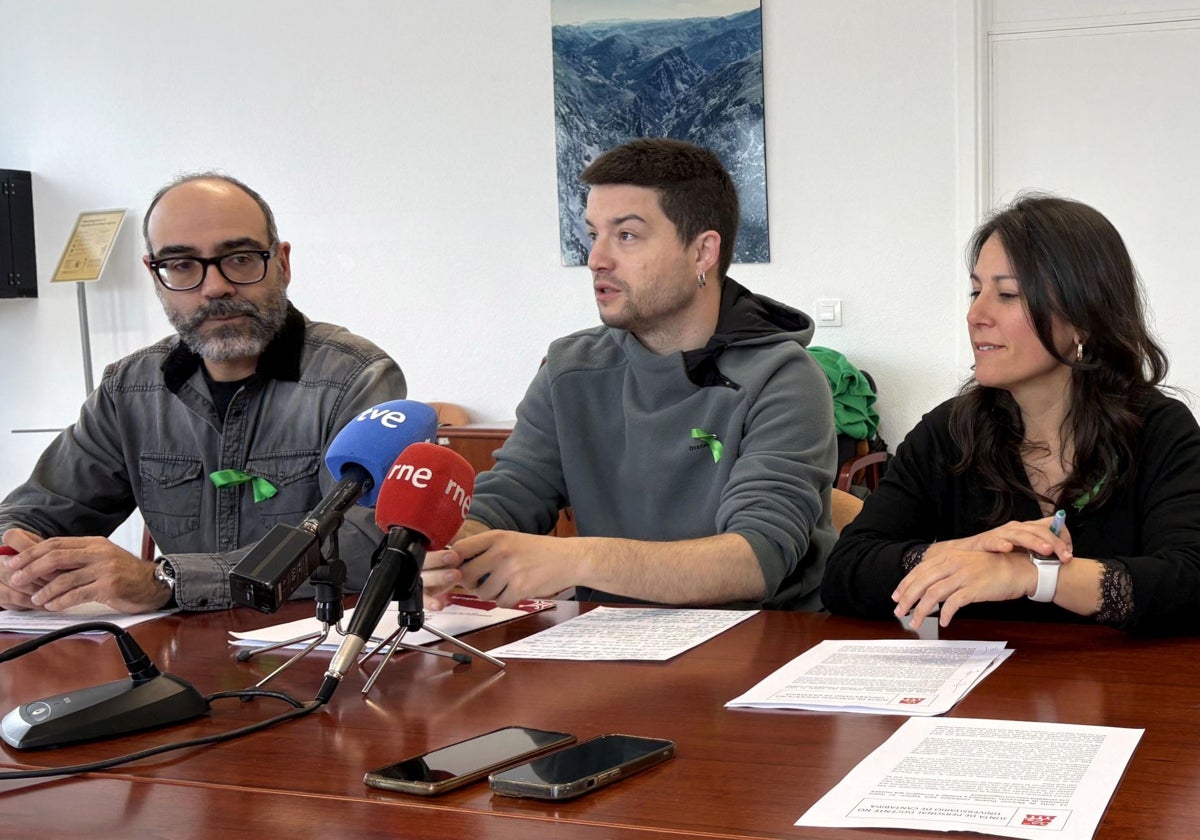 De izquierda a derecha; Jesús San Emeterio, Diego San Gabriel y Rus Trueba, miembros la Junta de Personal Docente durante la rueda de prensa para presentar su propuesta.