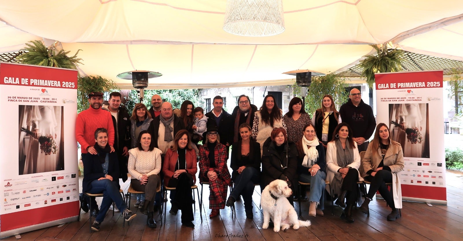 De pie y de izquierda a derecha: José Luis Callejo, Martín Vuelta, María Zúñiga, Javier Pérez Casar, Ángel Sainz, Begoña Pérez Casar con David Andrés en brazos, Víctor Concha, Miguel Rincón, Yolanda Cobo, Rosa Saiz, Carlota Vuelta y Rubén López. Sentadas (de izquierda a derecha): Ana Rivero, Mónica Quevedo, Rosa 'Cereza' Alvear Fernández Pacheco, Begoña Casar, Eva Fernández Cobo, María José Pereda de Castro, María Luz López, Amaya Bezanilla y Ana Sotorrío. En primer término, Olmo, el perro de María José Pereda de Castro que también participará en la gala.