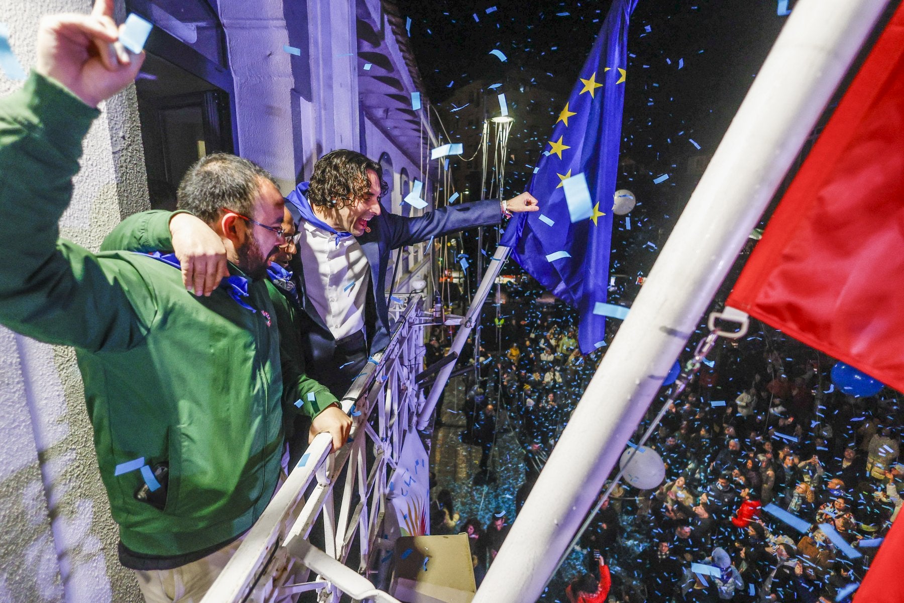 El alcalde, Javier Fernández Soberón, junto al presidente del Unión Club, Estiven Edzang.