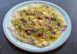 Carpaccio de bacalao con vinagreta de anchoas y mermelada de pimiento, del Hotel Astuy.