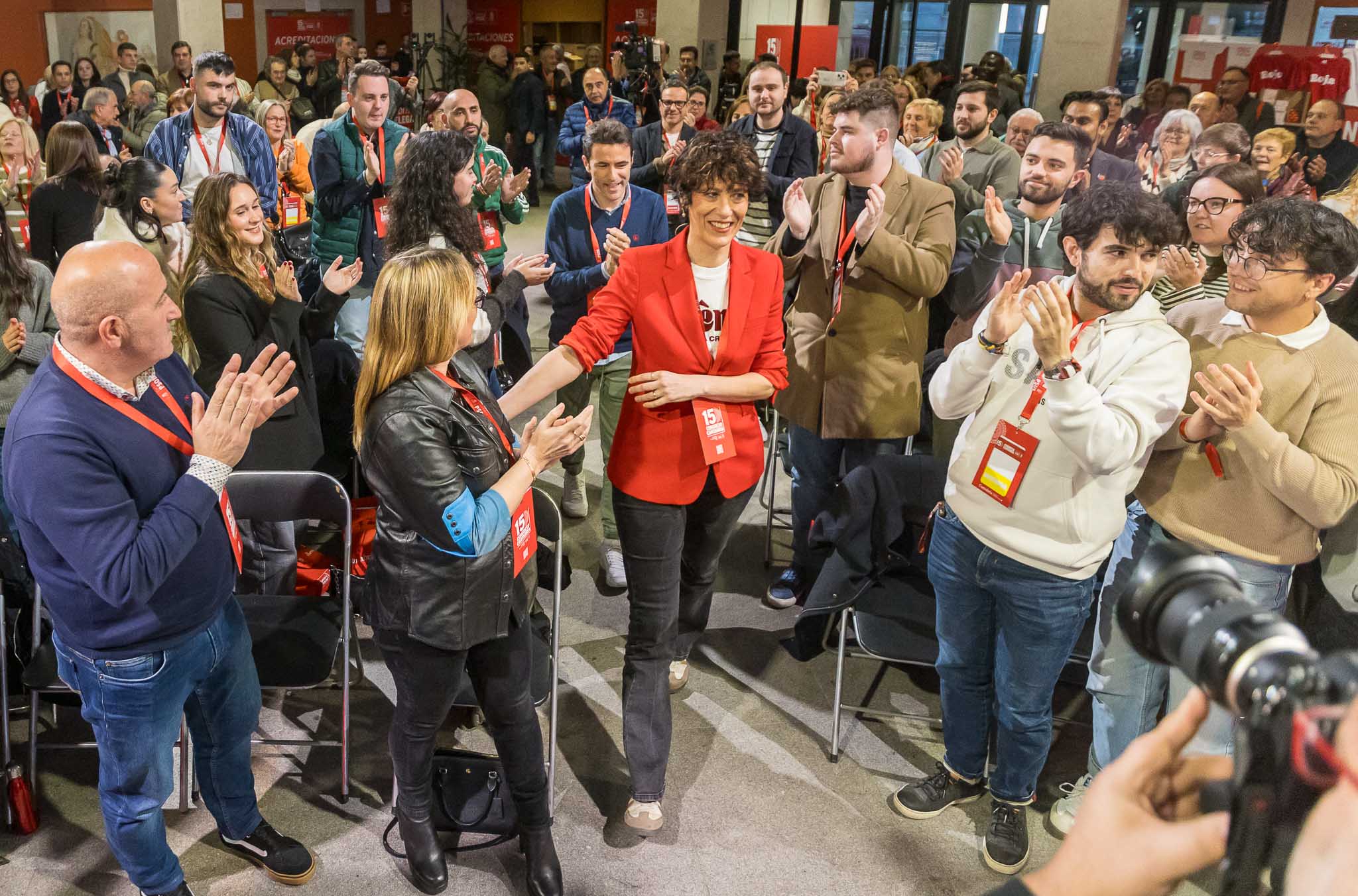 La responsable de Inclusión, antes de intervenir. En primera fila, la delegada del Gobierno, Eugenia Gómez de Diego, y el que será secretario de Organización de Casares, Agustín Molleda.