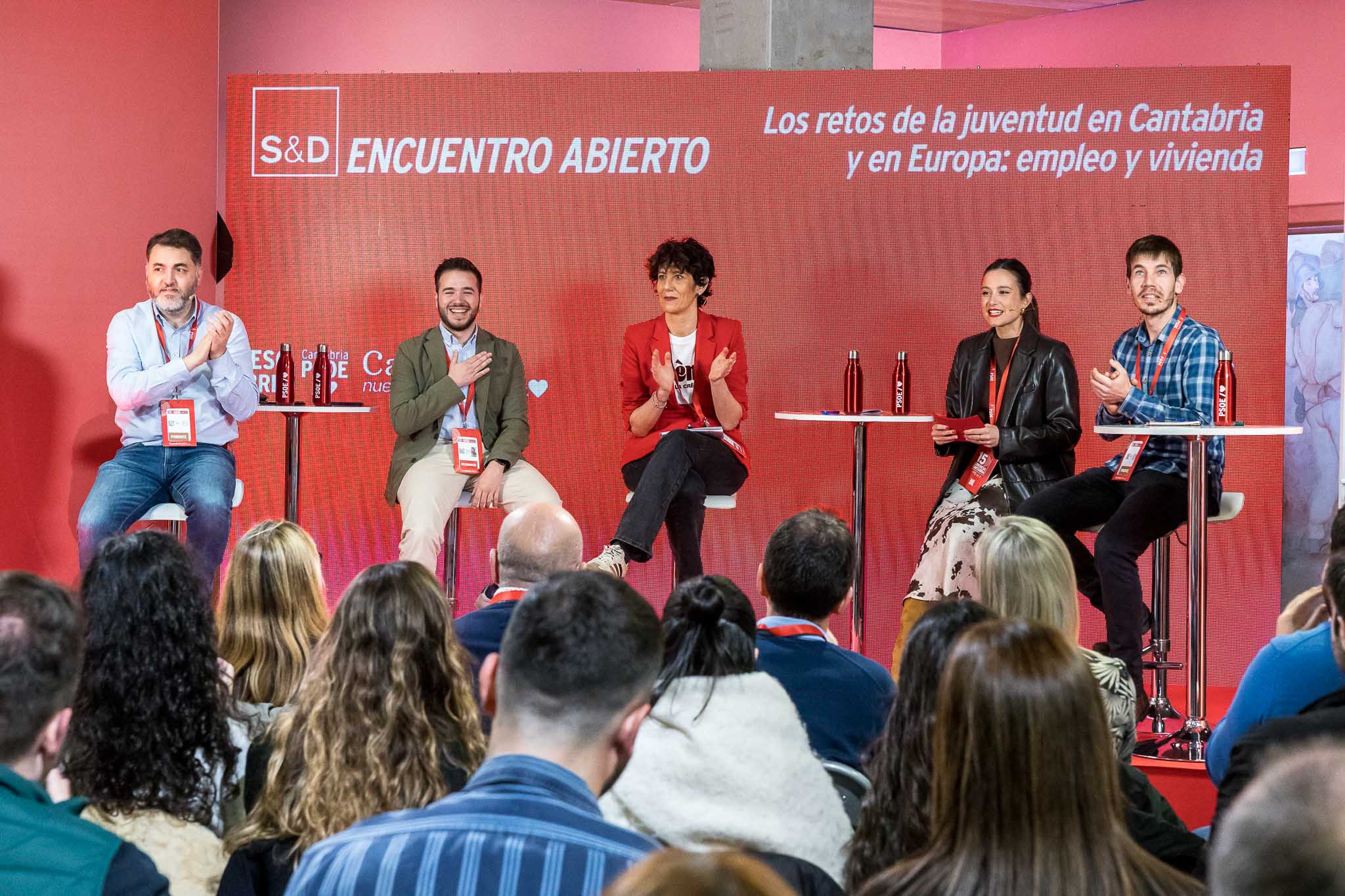 Jonás Fernández, Fran Cano, Elma Saiz y Eduardo Magaldi, al ser presentados por la conductora del acto, una militante de Santoña.