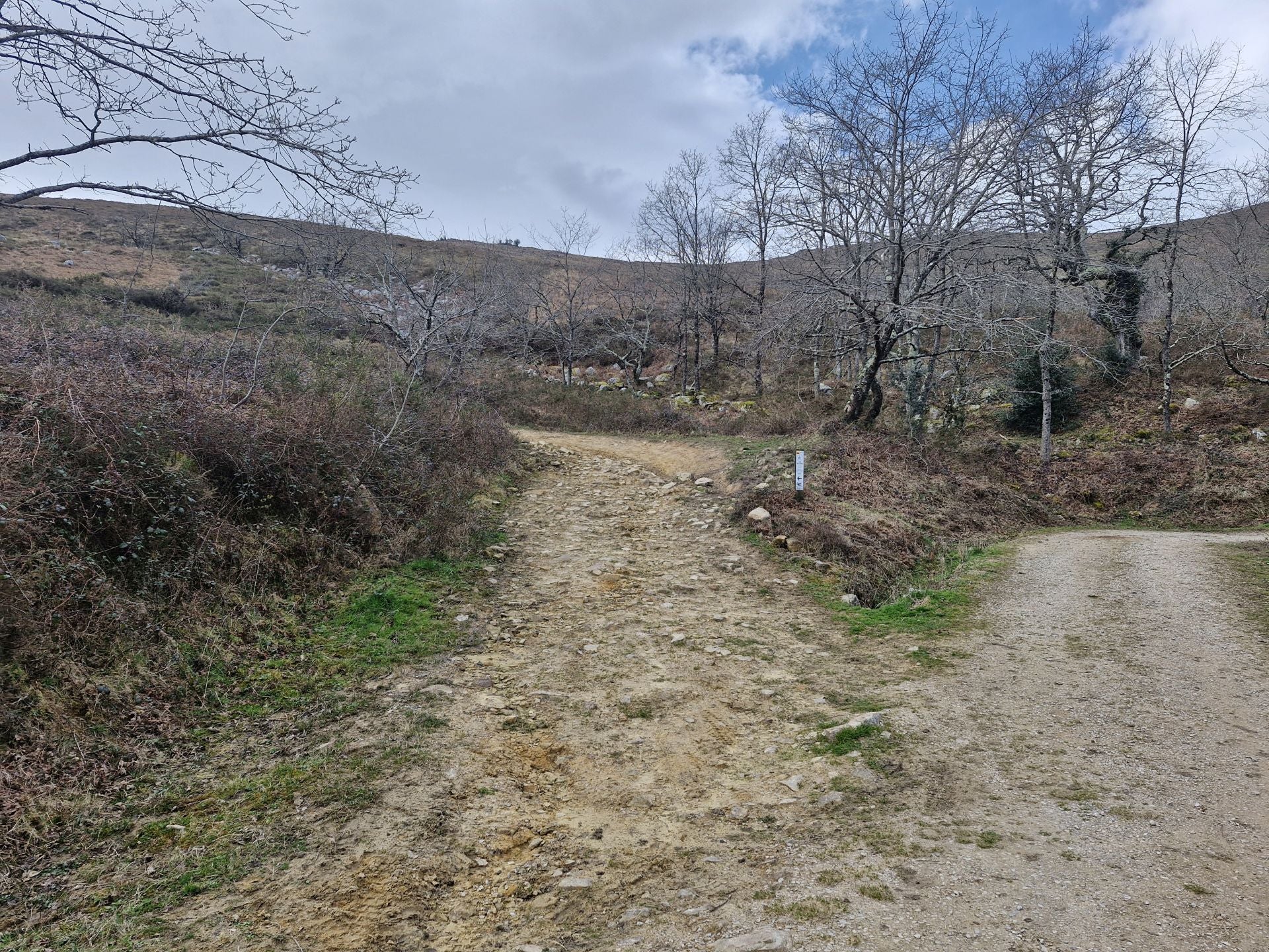 En esta bifurcación, la pista se rompe mucho. A cambio, la pendiente suaviza.