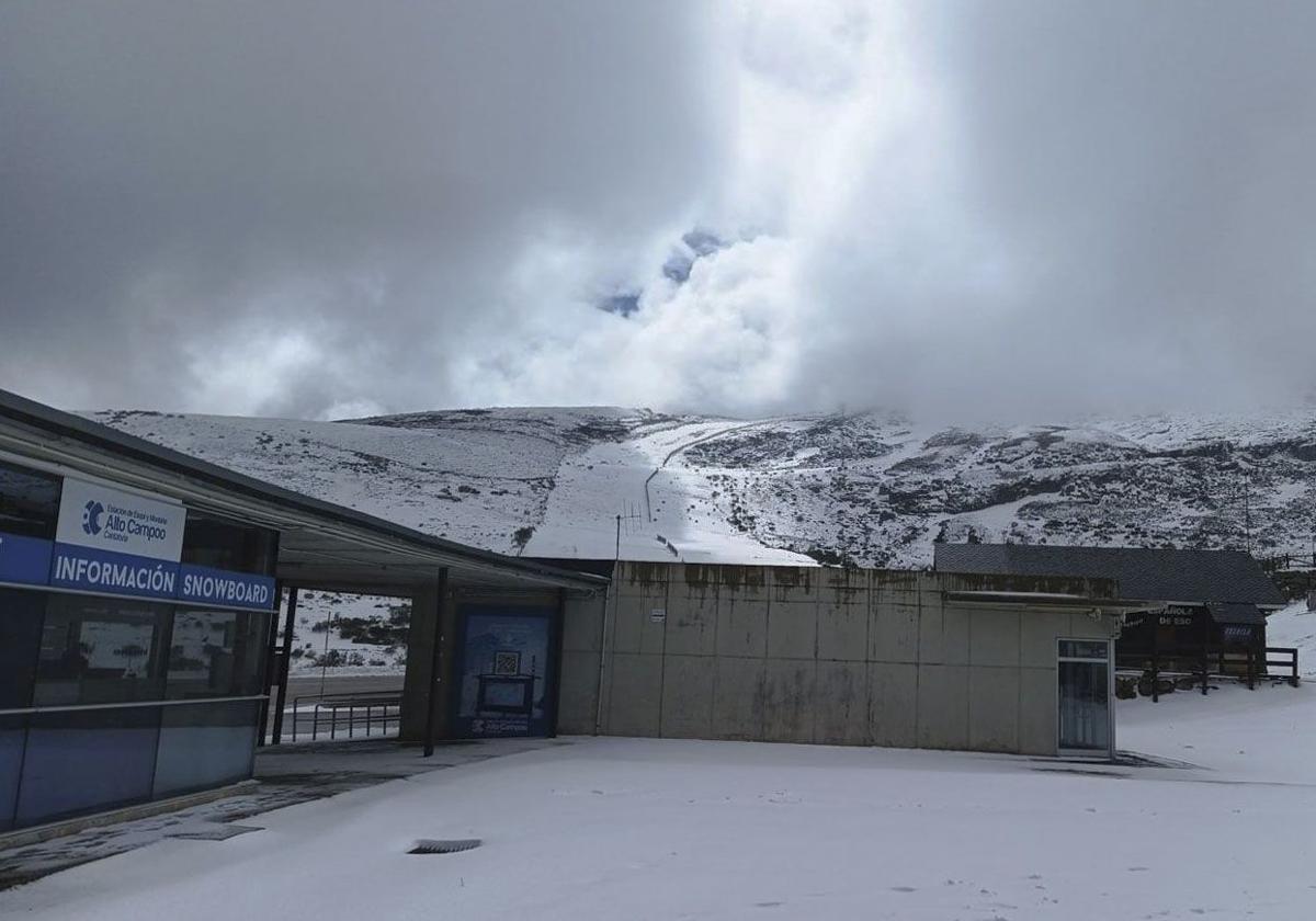 Imagen de la estación de Alto Campoo cubierta de neive, este viernes.