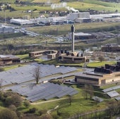 Imagen en la que se aprecia cómo las placas solares han ocupado gran parte de la superficie del centro de datos del Banco Santander ubicado en Medio Cudeyo.