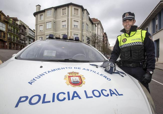 José Luis Madrazo, con su coche patrulla, durante la pandemia.