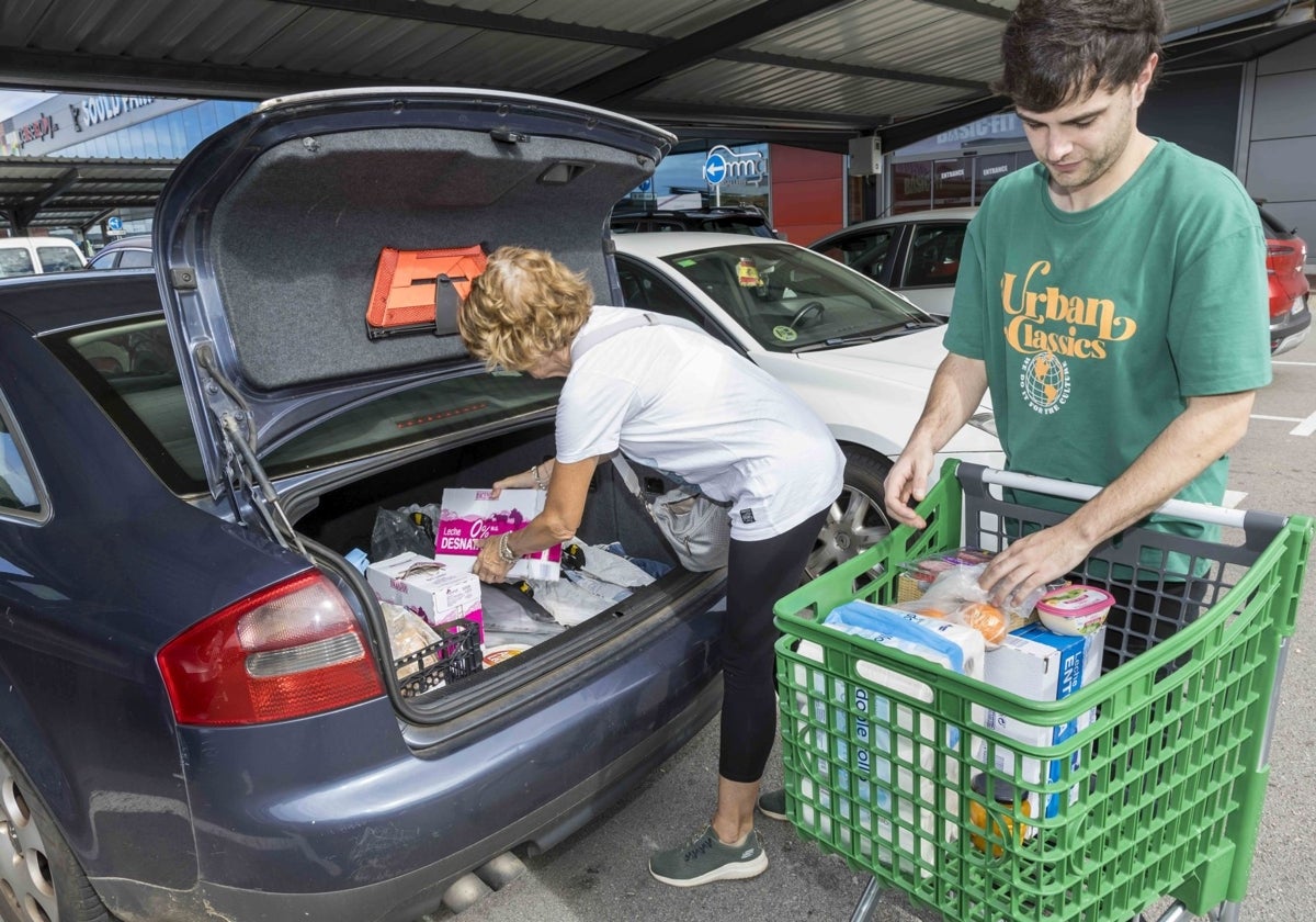 Una familia hace la compra en Cantabria.