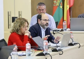 Los socialistas Patricia Portilla y José Luis Urraca, en un Pleno de la Corporación de Torrelavega.