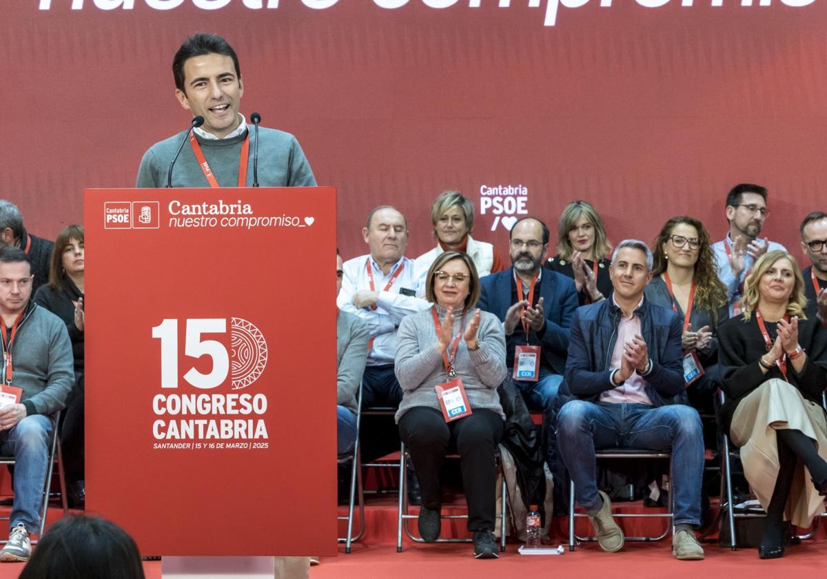 Pedro Casares, ayer, durante el Congreso, con Pablo Zuloaga y su Ejecutiva detrás.