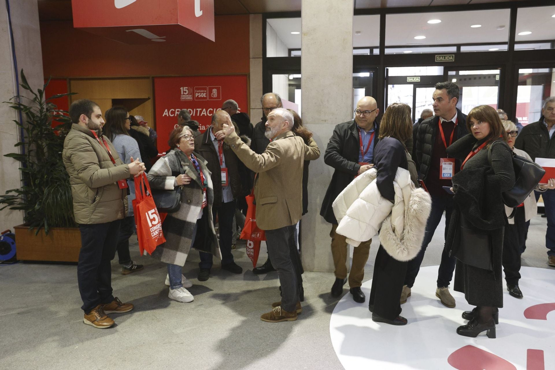 Un grupo de delegados, en el hall del Paraninfo de la UC.