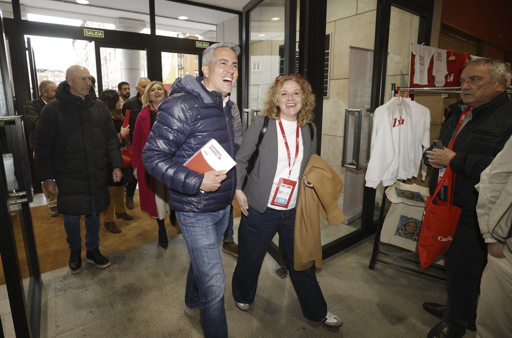 Pablo Zuloaga, a su llegada junto a Patricia Portilla, concejala de Torrelavega. Detrás, Noelia Cobo y Eduardo Echevarría.