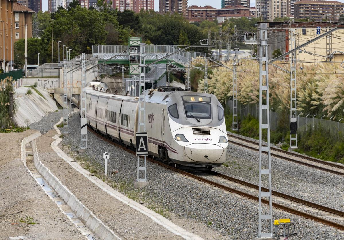 El Alvia Santander-Madrid, a su paso por el apeadero de Nueva Montaña.