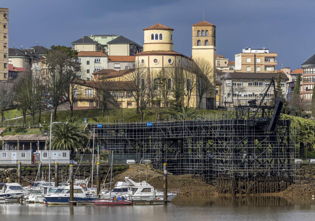 Los andamios rodean ya al Puente de los Ingleses en El Astillero.