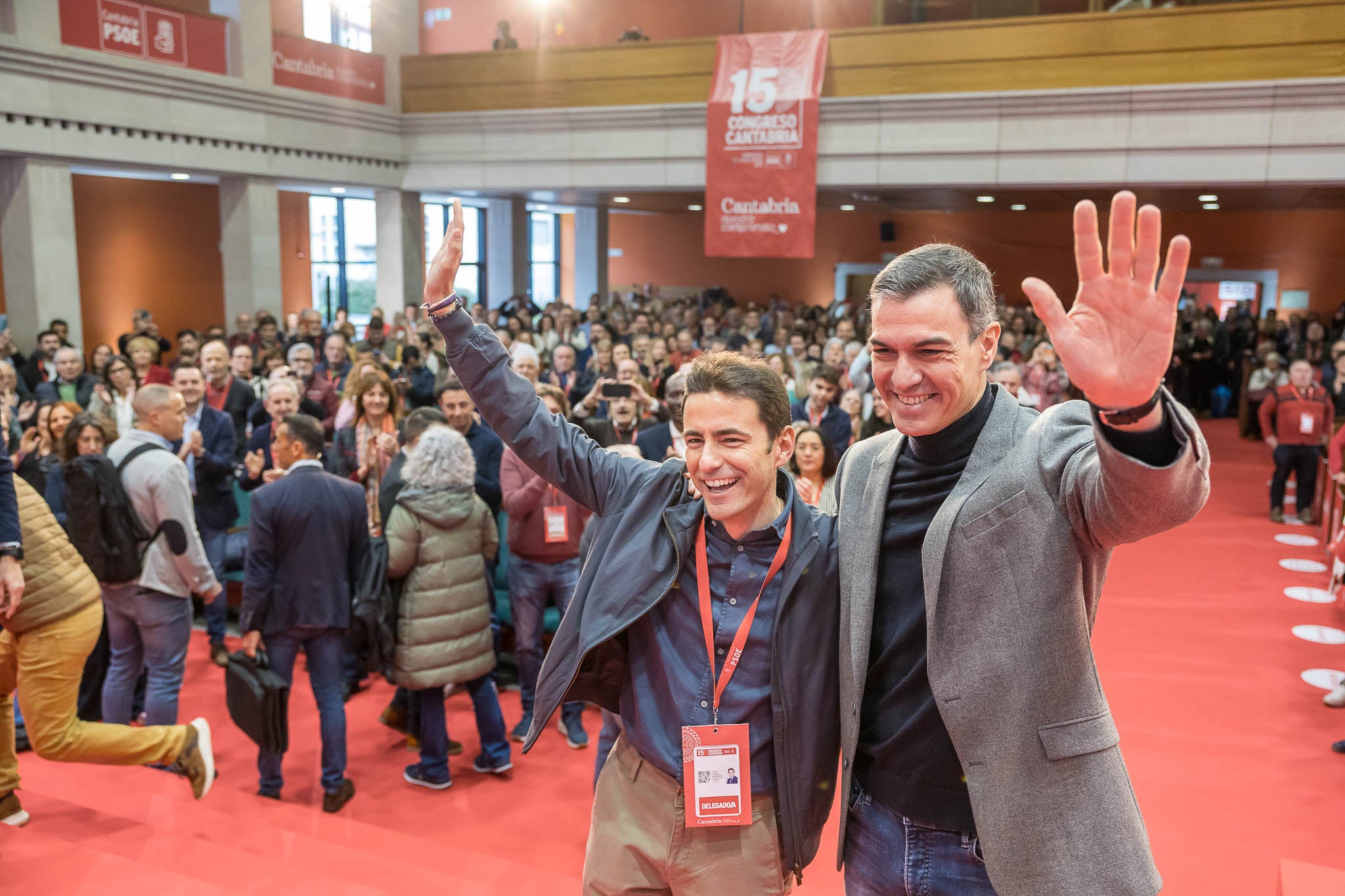 Casares y Sánchez saludan a su entrada al Paraninfo de la UC de Santander.