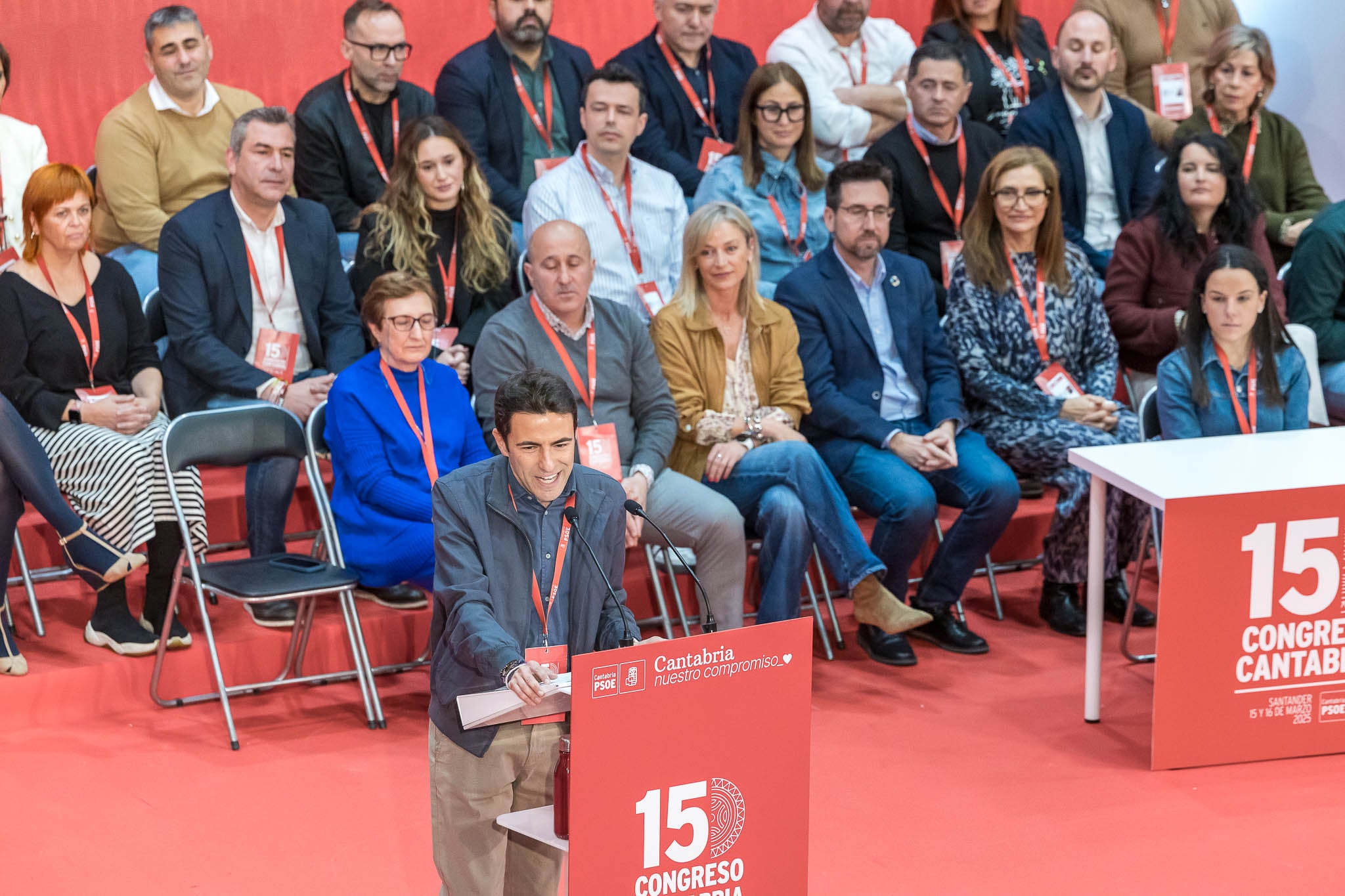 Pedro Casares interviene en el acto de clausura con los nuevos miembros de su Ejecutiva a su espalda.