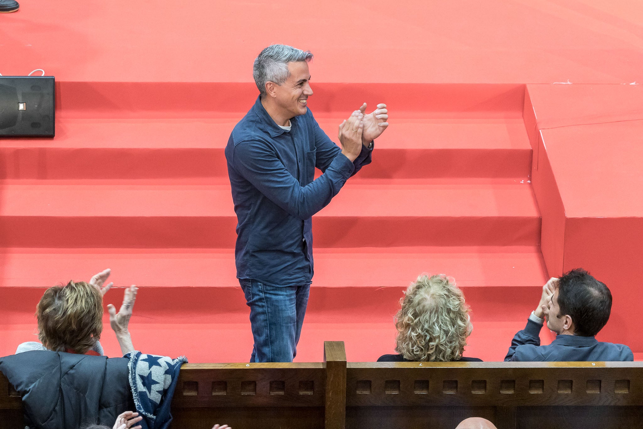 Pablo Zuloaga aplaude a la llegada de Pedro Sánchez.