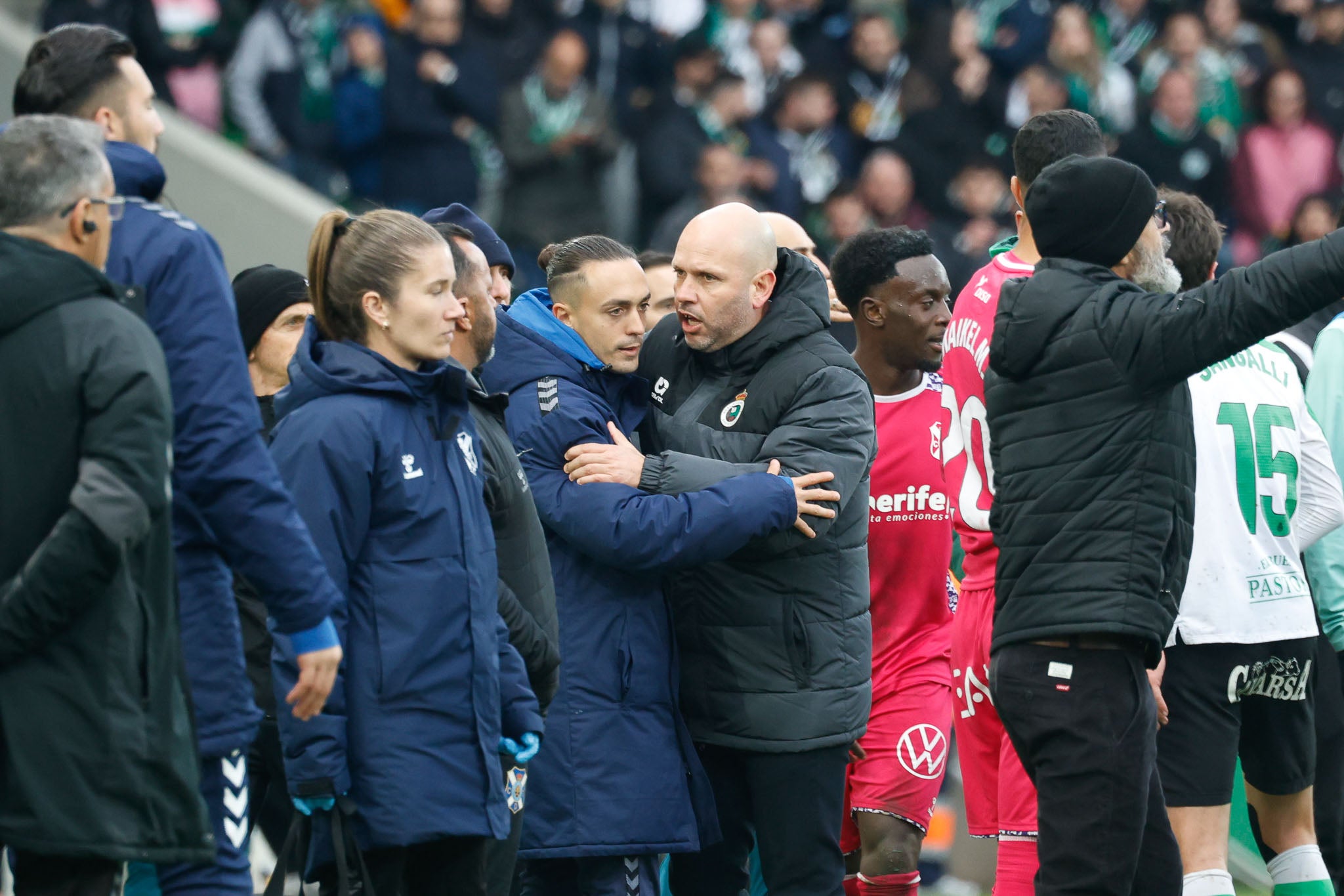 José Alberto abraza a un jugador del Tenerife para tratar de calmar los ánimos