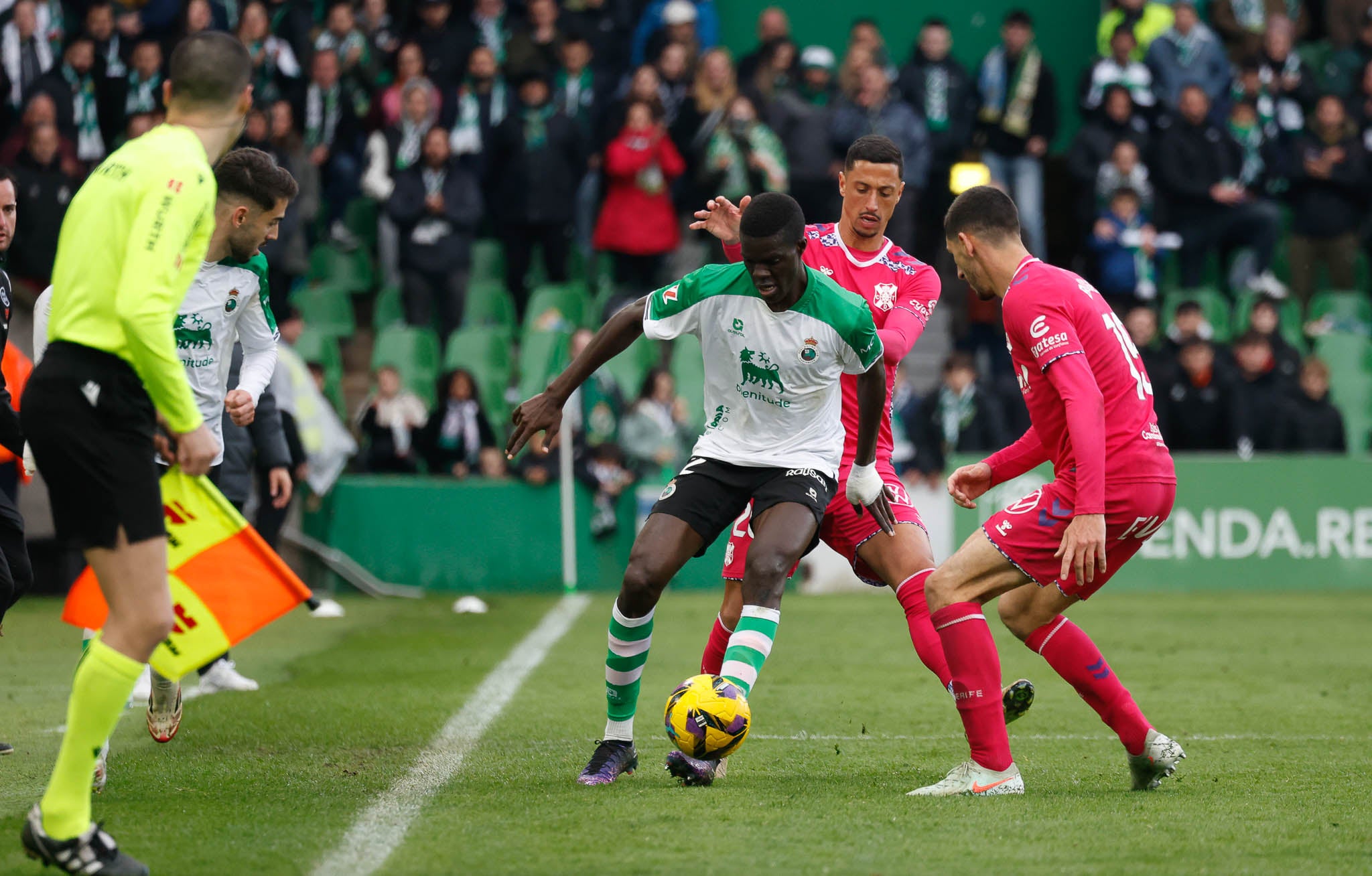 Maguette Gueye protege el balón ante dos jugadores del Tenerife