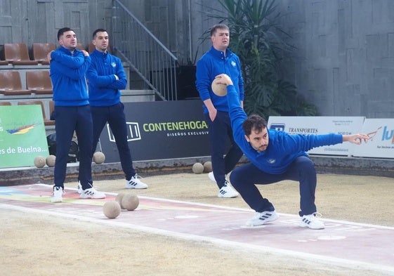 Javier del Rivero, al tiro para La Rasilla ante Manu Diego, Pablo Lavín y Chin Velasco.