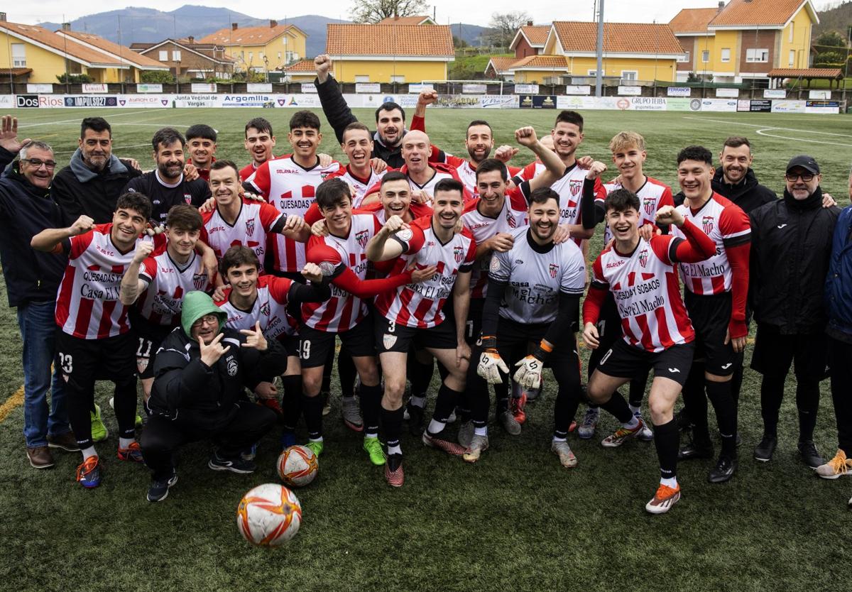 Plantilla y técnicos del Selaya, el pasado sábado, en Vargas, antes de su partido frente al Ayrón.