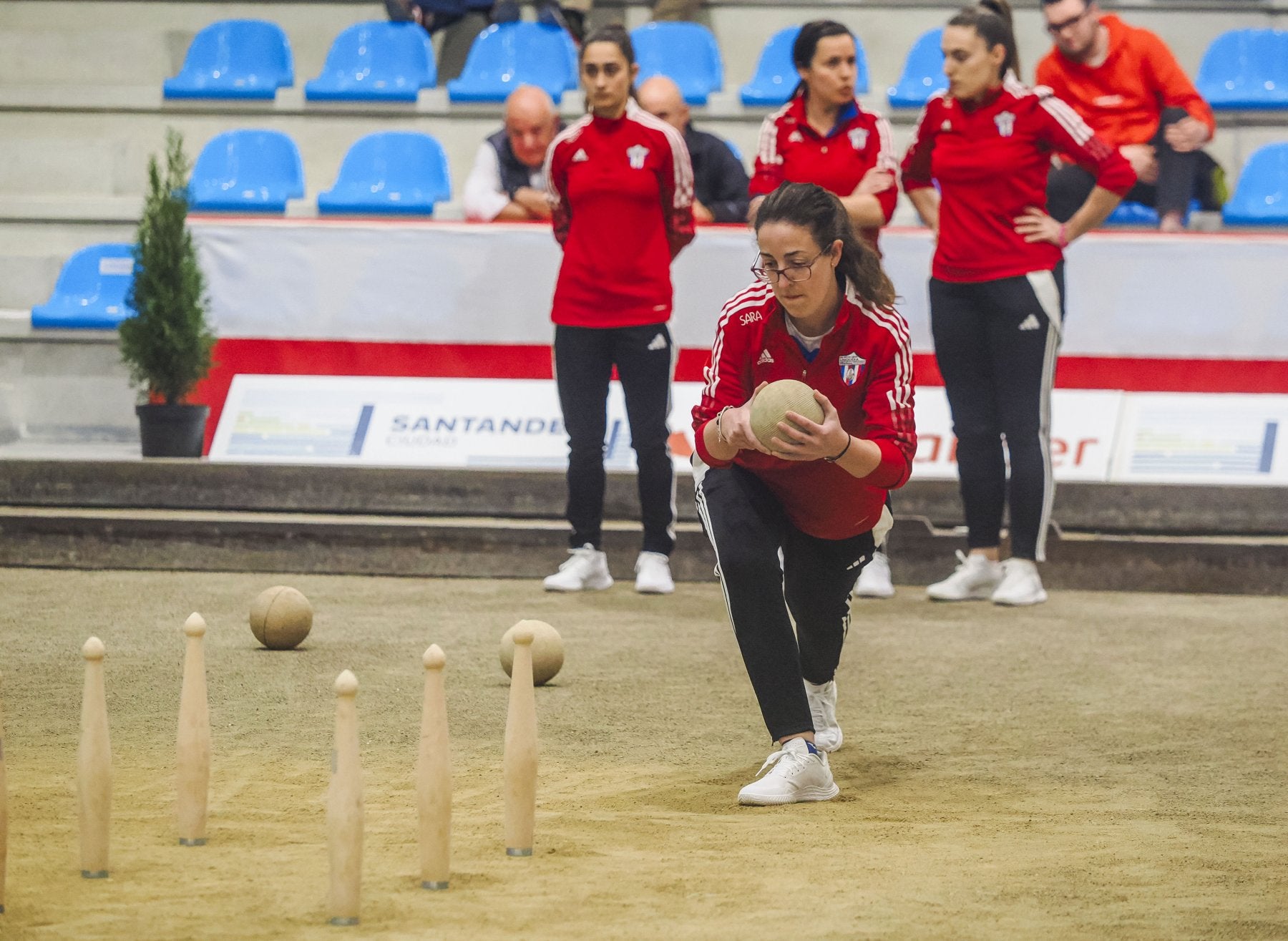 Sara Liaño birla para Atlético Deva con sus compañeras al fondo.