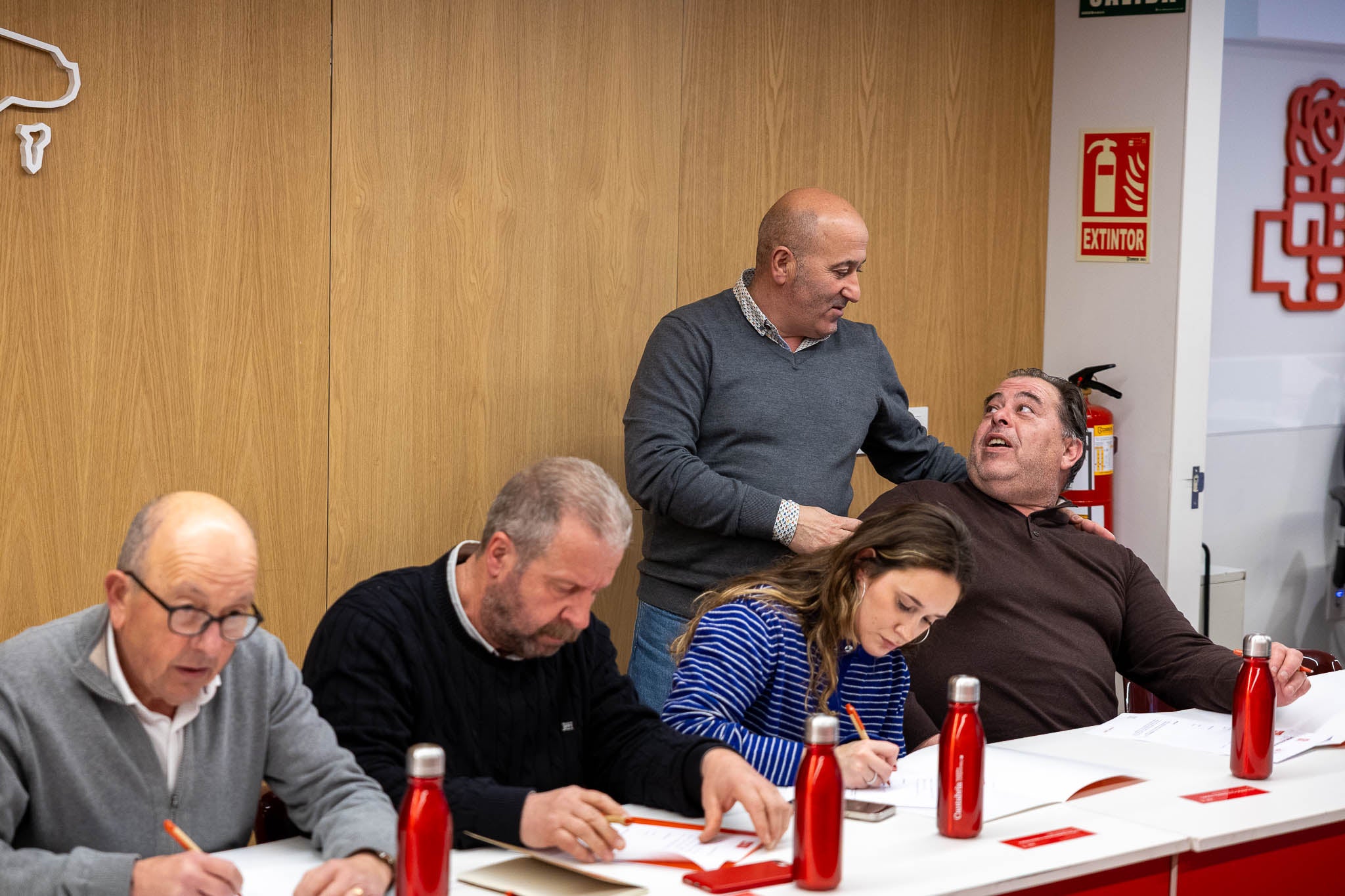 Agustín Molleda, secretario de Organización, saluda a Eduardo Gutiérrez, alcalde de Aguayo, uno de los zuloaguistas que se ha integrado.