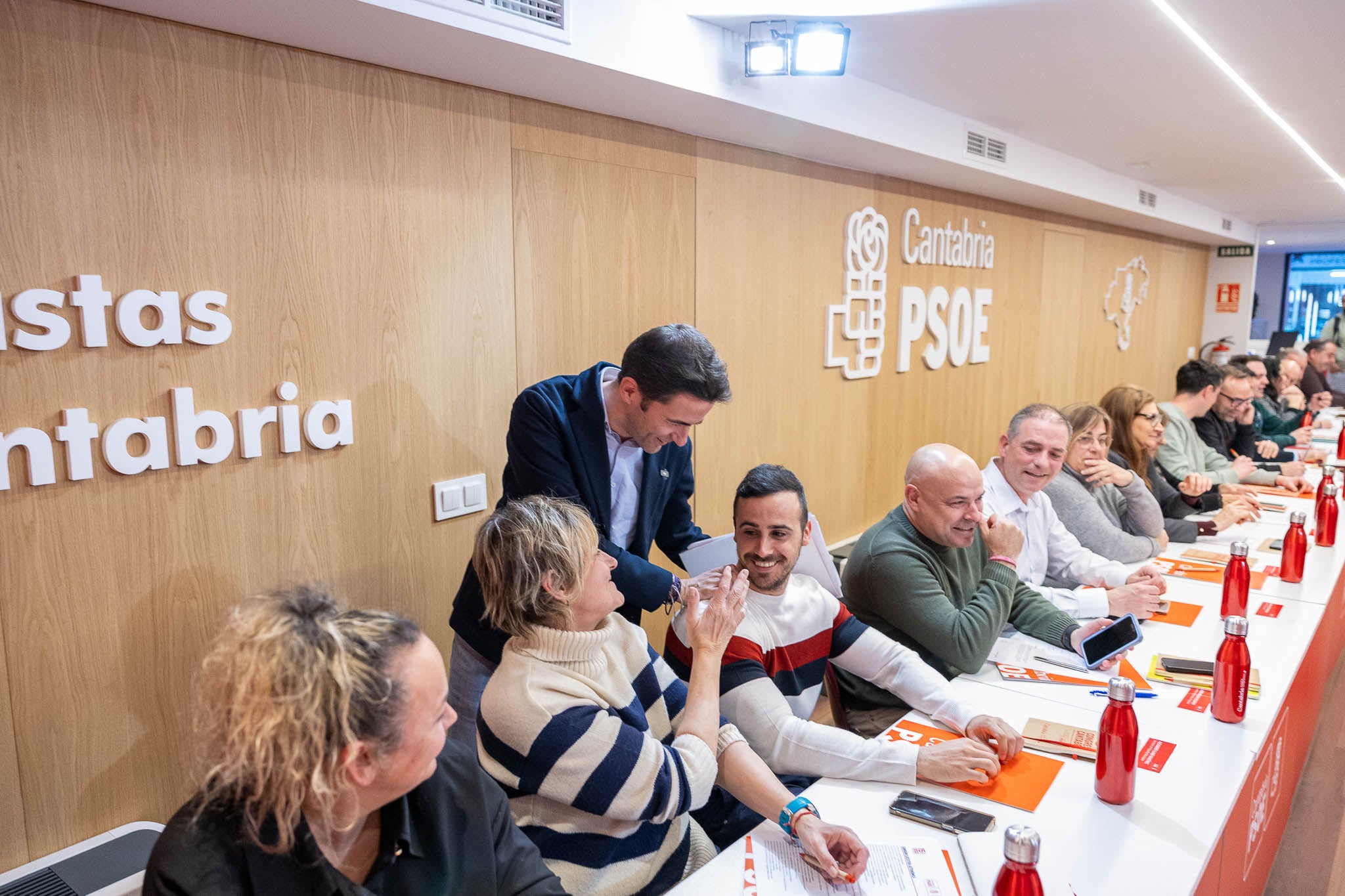 El secretario general bromea con Esther Bolado (Camargo) y Alejandro Llano (Hazas de Cesto).