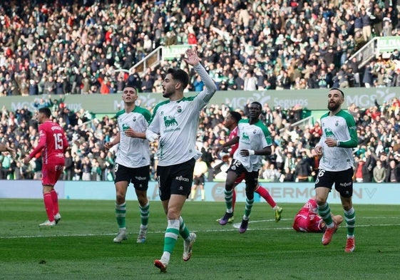 Los jugadores del Racing celebran el segundo gol con Aitor Sanz aún en el suelo.