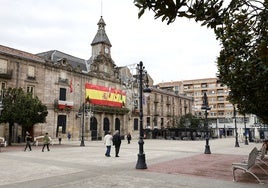 Palacio municipal de Torrelavega, cerrado y pendiente de una rehabilitación desde hace años.