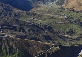 Las grandes curvas y pendientes destacan en la carretera del puerto de Lunada.