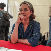Sara Mesa durante una firma de libros en Barcelona, en la festividad de Sant Jordi.