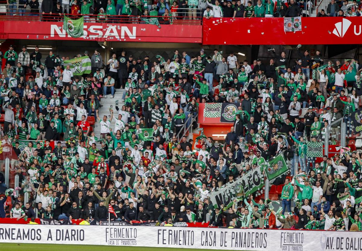 Afición del Racing en los graderíos de El Molinón el pasado 8 de marzo, primer lleno de la temporada del estadio asturiano.