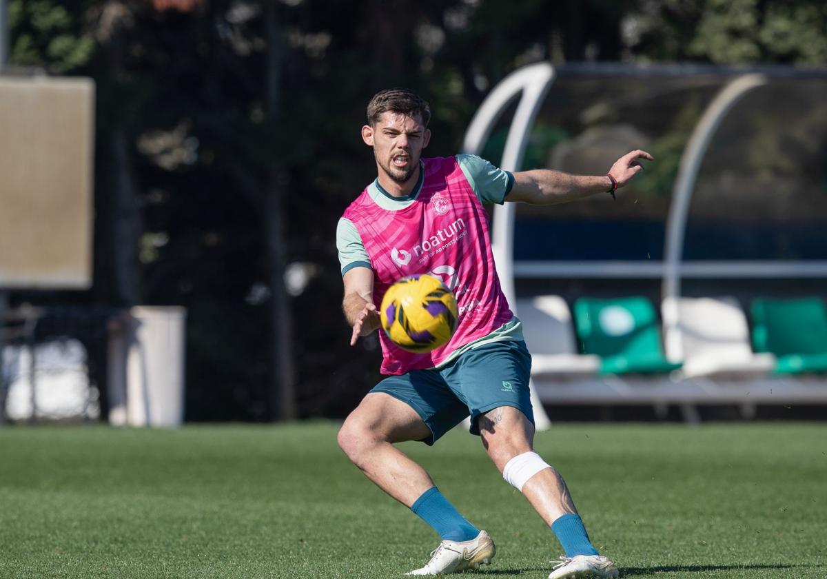 Javi Montero, con su rodilla vendada, la semana pasada.