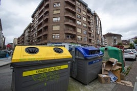 Contenedores de basura que rebosan en una de las calles de Camargo.