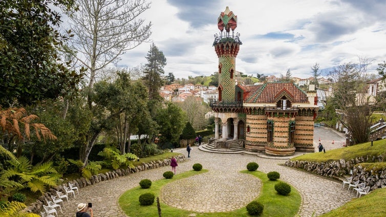 Varios visitantes recorren el Capricho de Gaudí.