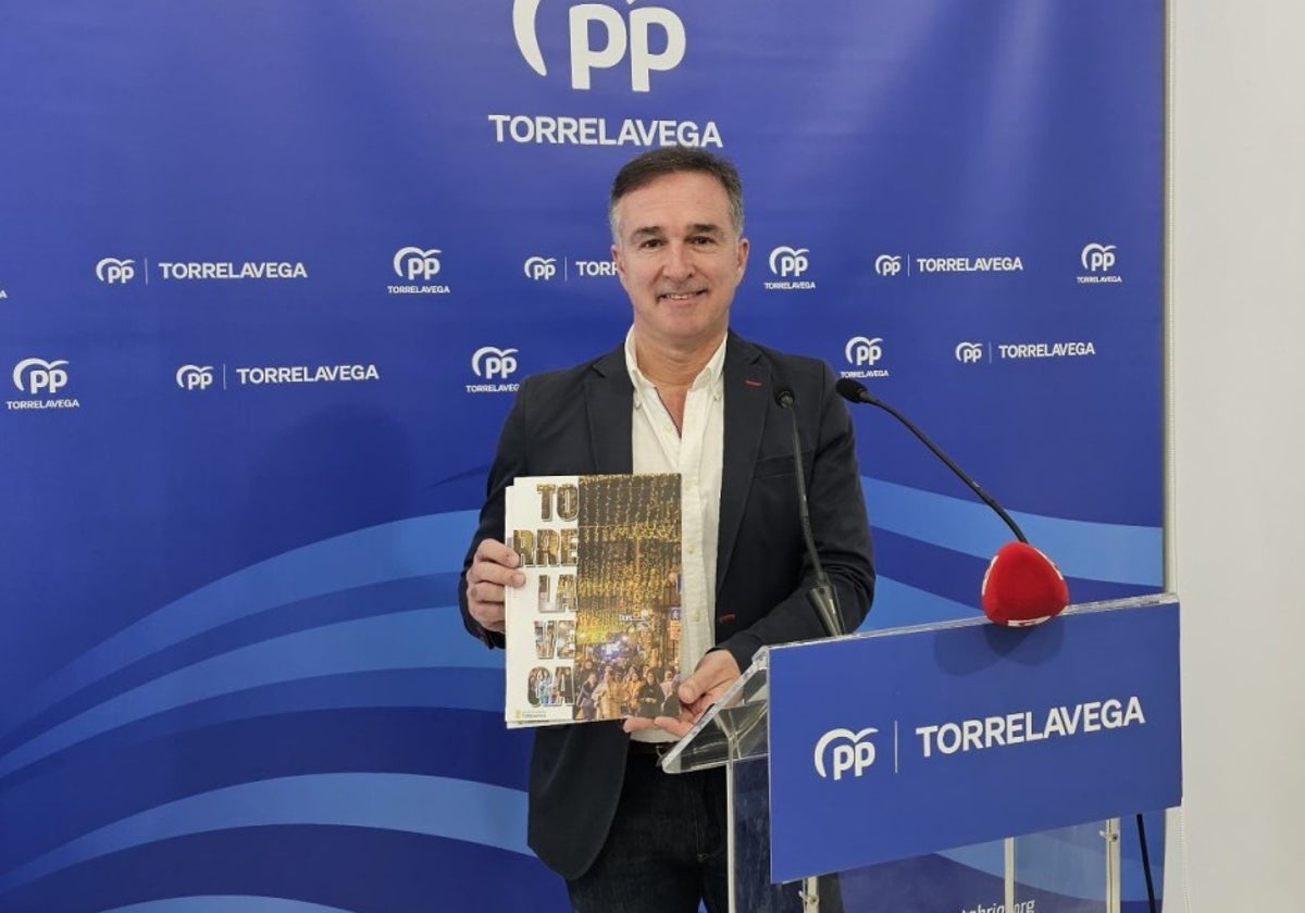 Enrique Gómez Zamanillo, edil popular, sostiene un ejemplar de la revista municipal.