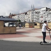 Un joven pasea en patinete eléctrico por Amestoy, en Castro Urdiales.