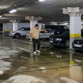 Un vecino señala en una imagen de archivo los charcos que se forman en el interior del garaje cada vez que llueve.
