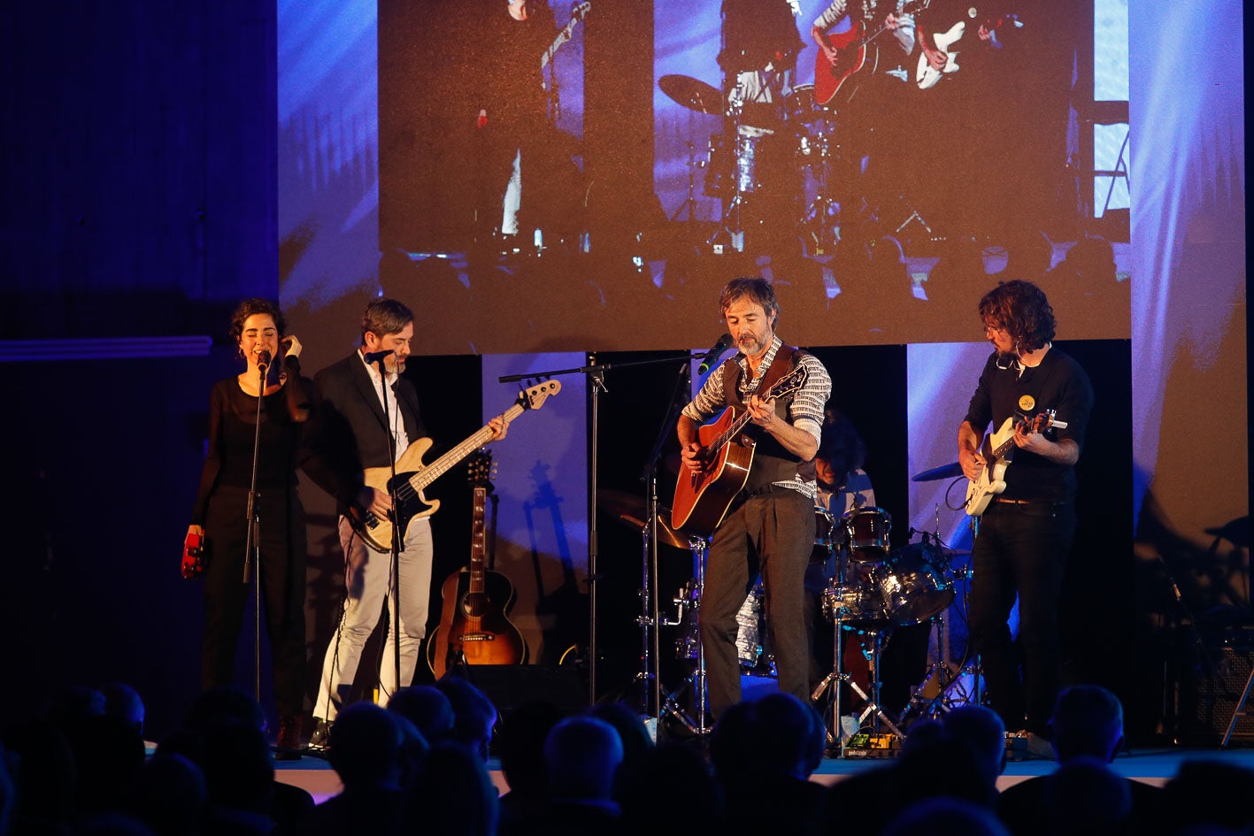 La banda cántabra The Spanish Peasant interpreta una de sus canciones durante la gala.