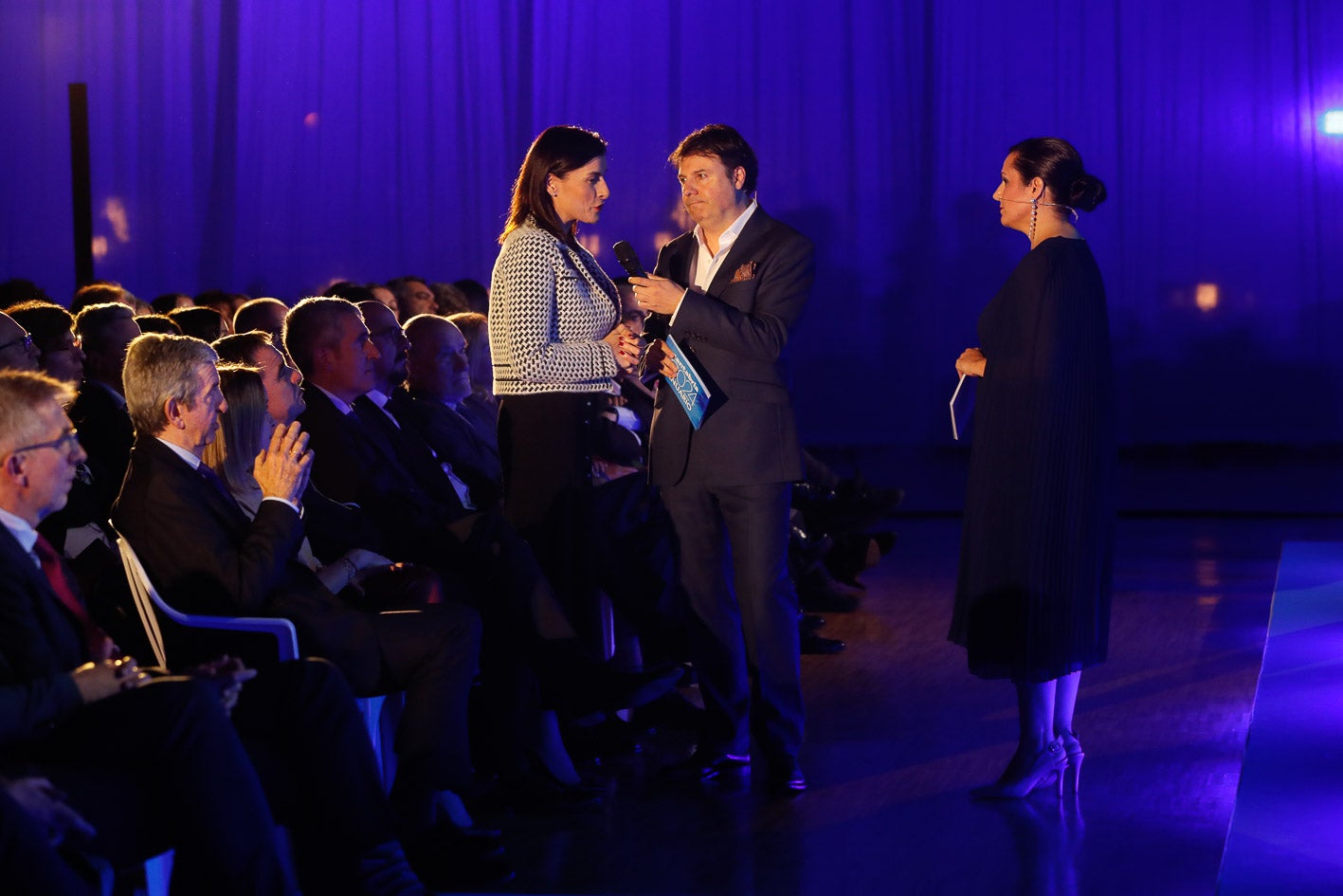 La alcaldesa de Santander, Gema Igual, junto a los presentadores de la gala, Álvaro Machín y Pilar González.