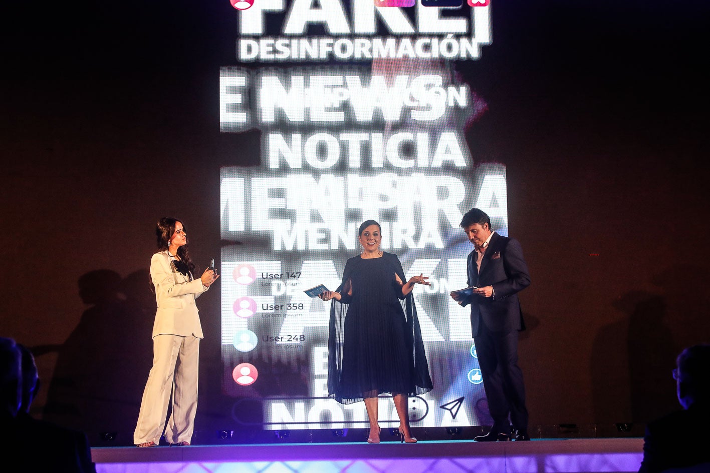 Los periodistas Laura Masegosa, Pilar González y Álvaro Machín, en un momento de la gala.