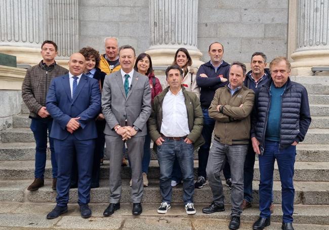 Guillermo Blanco a la salida del Congreso con representantes del sector ganadero.