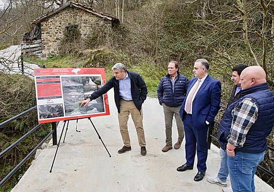 Las autoridades contemplan el estado de una de las obras ejecutadas en Camaleño