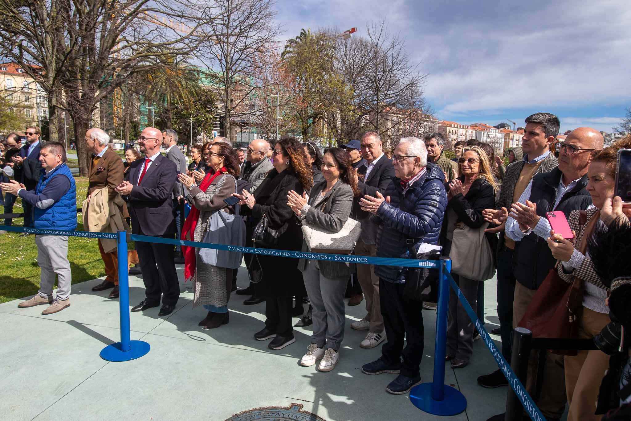 Los representantes políticos formaron un corro para presenciar el descubrimiento de la placa.