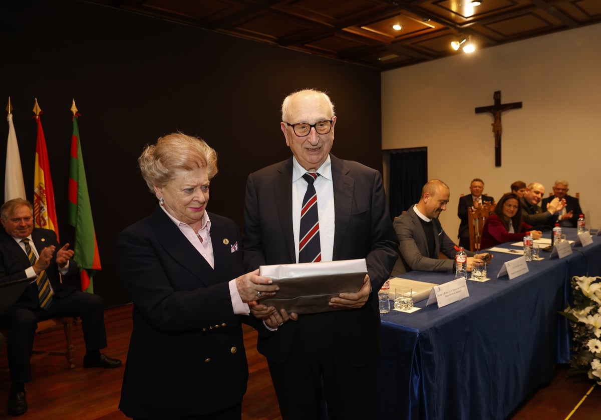 Carlos de la Rasilla, voluntario de la Fundación, recibe una distinción de manos de la presidenta, Mercedes Izárraga.