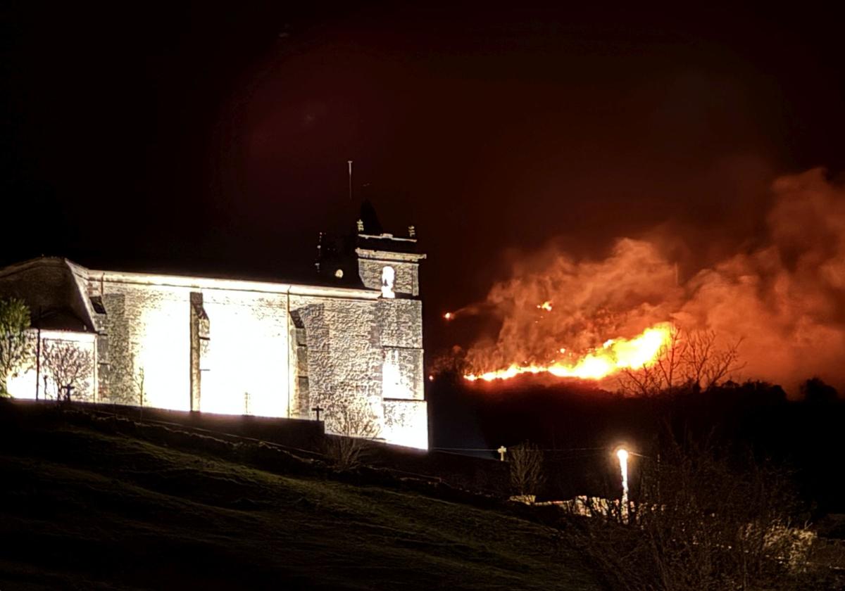 Incendio en el monte cerca de Roiz.