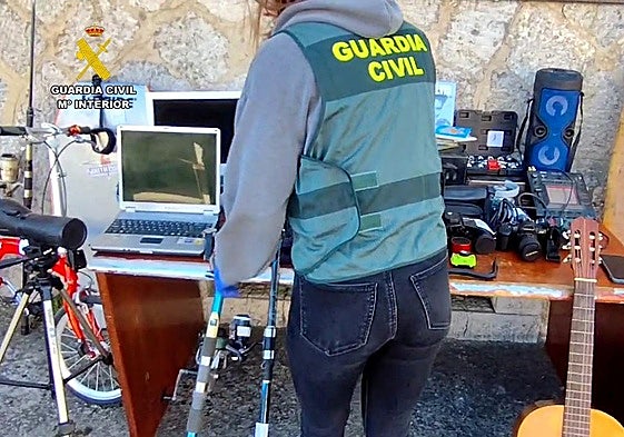 La Guardia Civil muestra algunos de los objetos robados que se han recuperado.