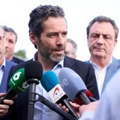 Los populares cántabros Juan José Alonso y Félix de las Cuevas flanquean a Sémper este viernes en Santander.